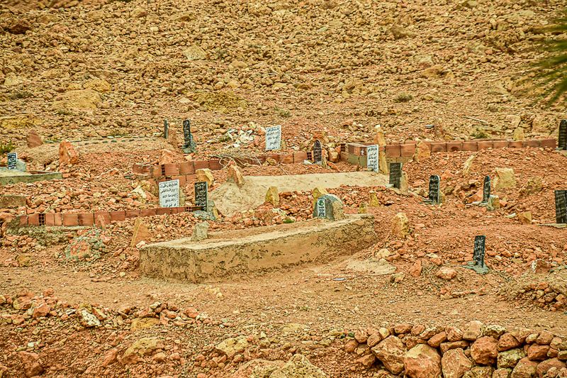 04 02 Another cemetery in the stone desert Moroc-4295