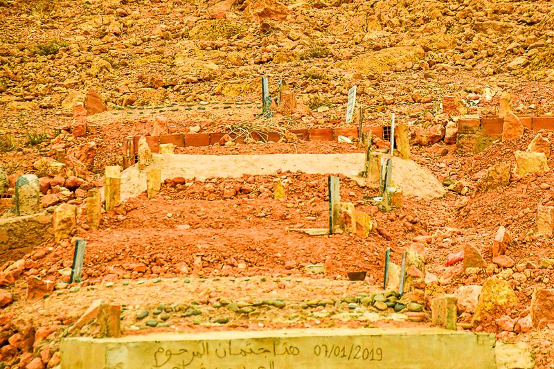 04 02 Another cemetery in the stone desert Moroc-4296
