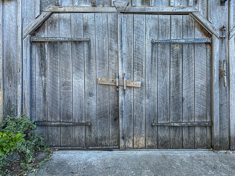 09 02 Garage doors i0216