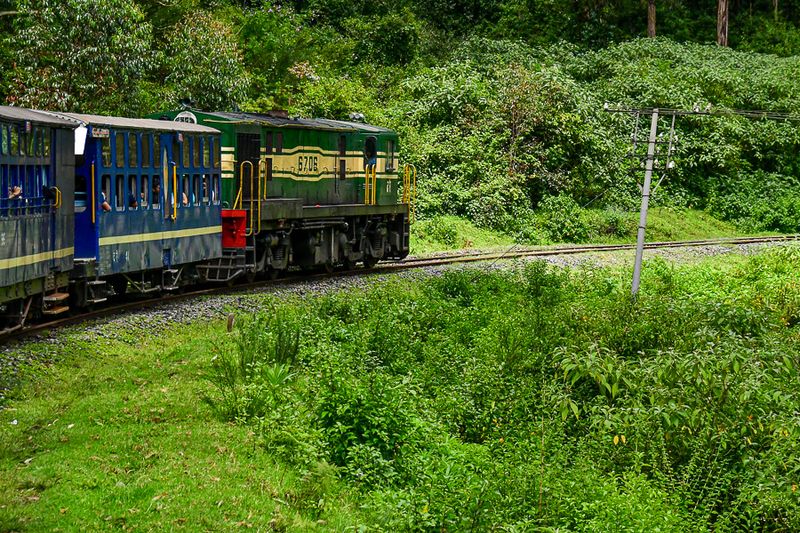 09 05 Into a curve India-2-2711