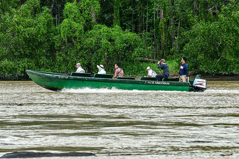 08 26 Another boat running up the Kinabatangan River 4785