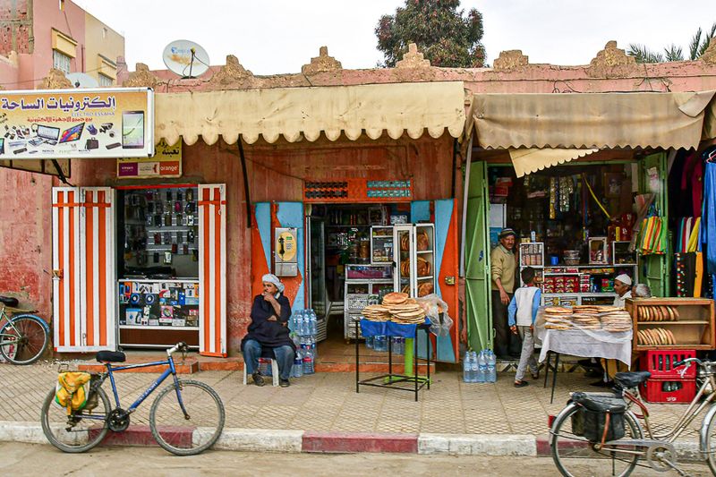 04 02 Sidewalk market stalls Moroc-4322