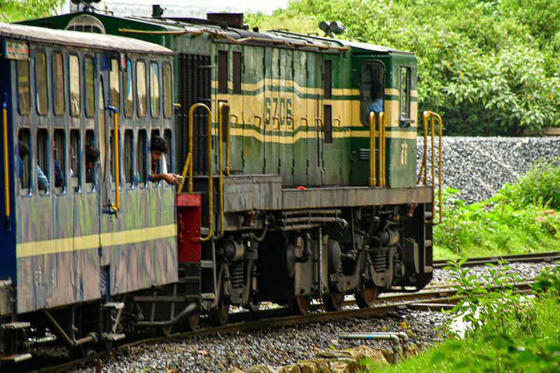 09 05 Taking a curve India-2-2766