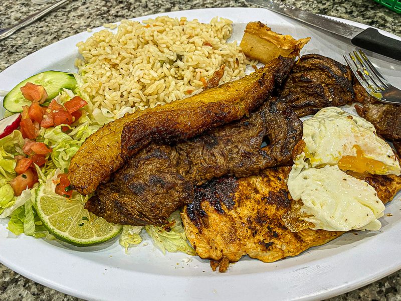 06 20 Excellent Salvadoran dinner i1102