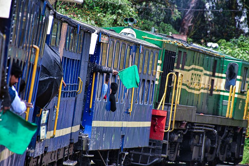 09 05 Green flags to leave the Aravankadu station India-2-2797