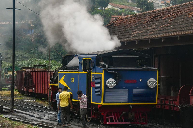 09 05 Getting the steam engine for the necessary changeover from diesel India-2-2818