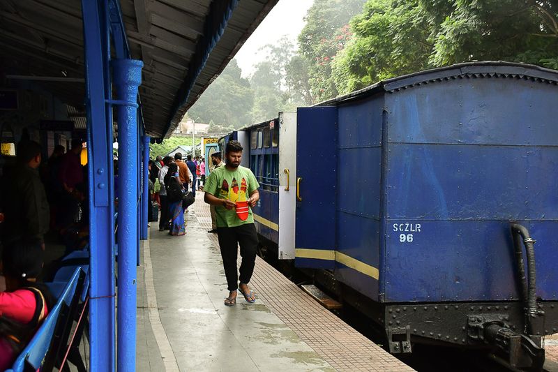 09 05 Waiting on the engine change at Coonoor India-2-2825
