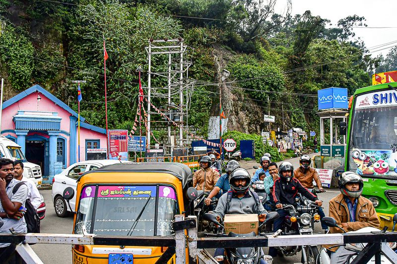 09 05 Waiting for the train to creep by-3 India-2-2876