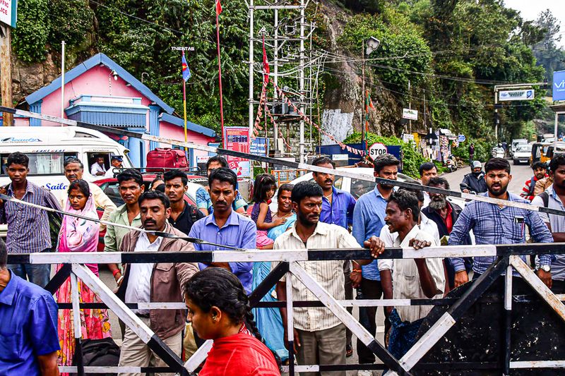 09 05 Waiting for the train to creep by-2 India-2-877