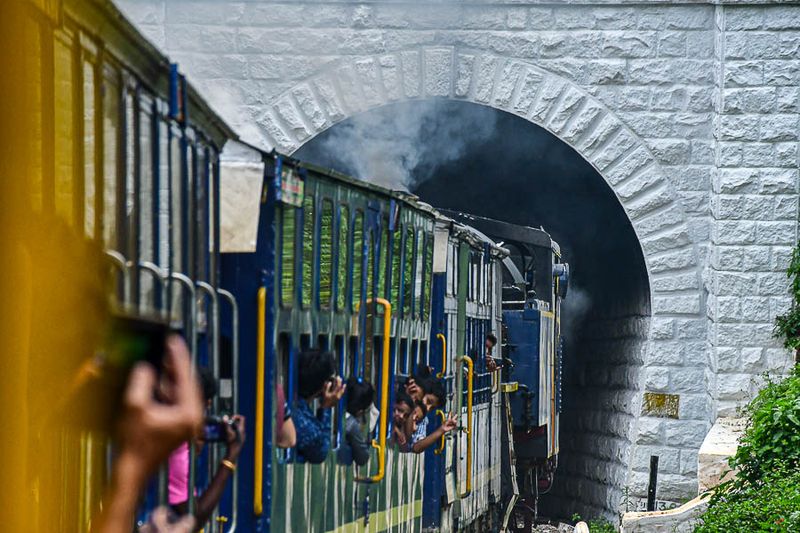 09 05 Kids on a train India-2-2917