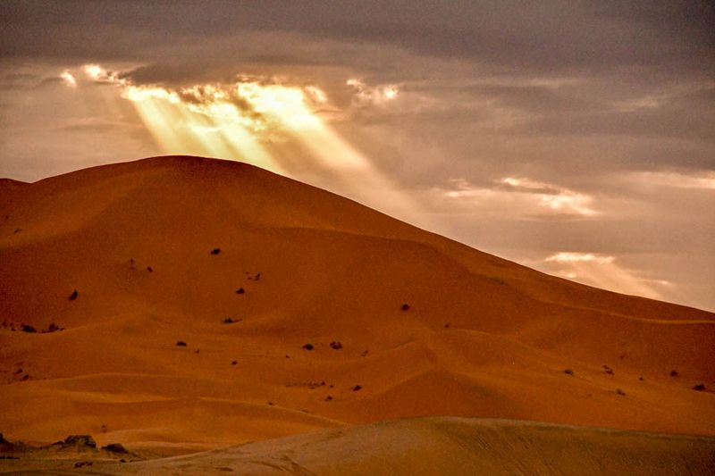 04 03 Sun rays and dune Moroc-4563
