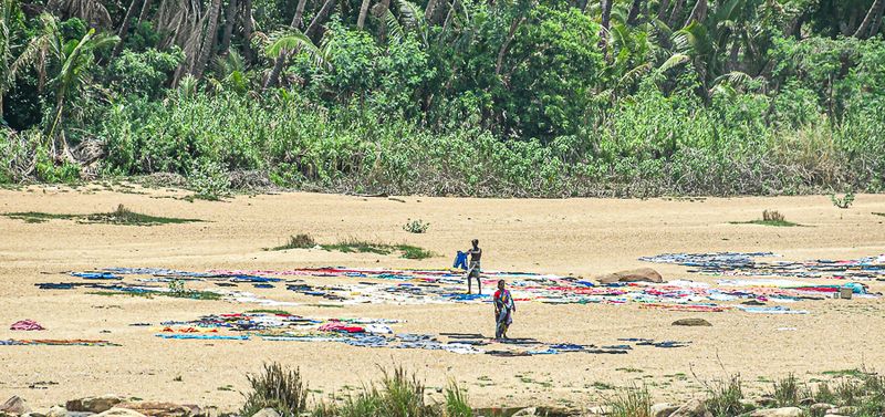 2017 09 06 Drying laundry on a river beach India-2-3329