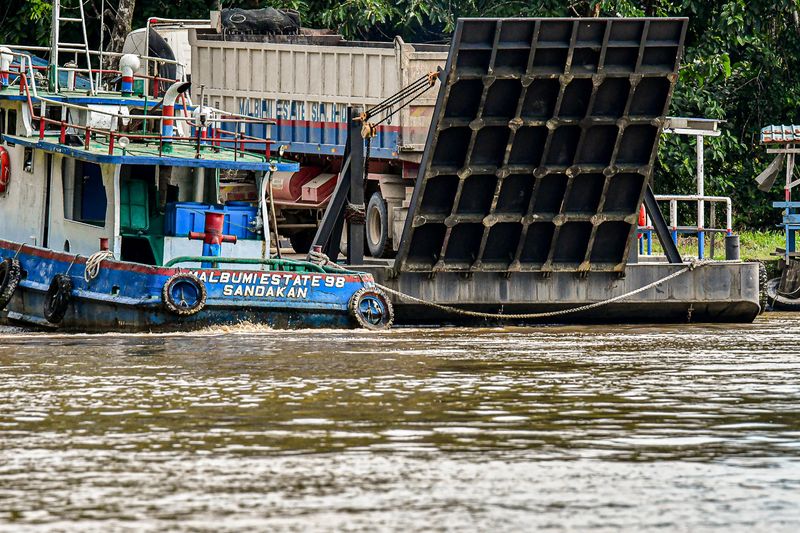 2023 08 27 Barge traffic on the Kinabatangan River 5481