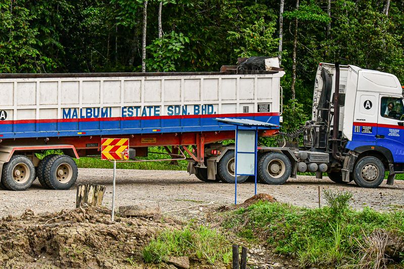 2023 08 27 Malbumi Estate barged truck crossing on the Kinabatangan River 5484