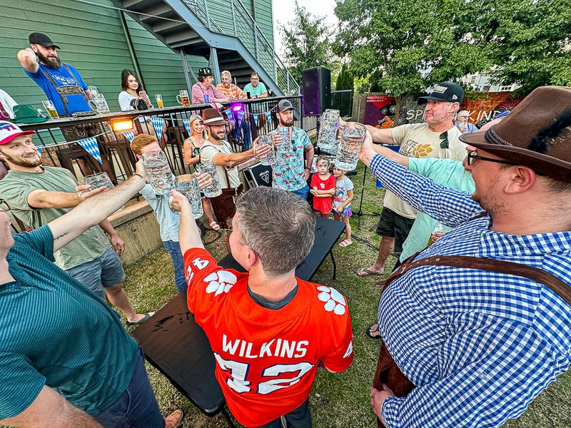 2025 09 13 Stein holding contest i6474