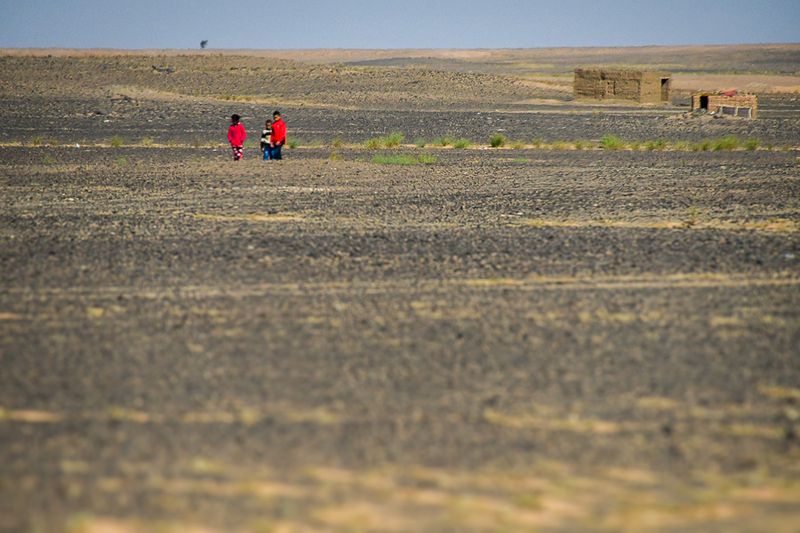 2019 04 04 Children walking near Erg Chebbi - Merzouga Moroc-5111