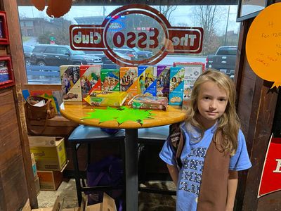 03-03 Selling cookies at the ESSO Club i5710