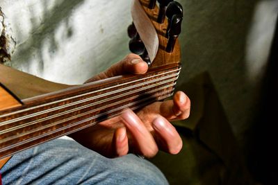 Hamza El Faziki plays the oud  Moroc-3498