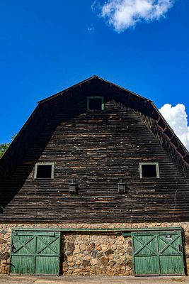06 29 Barn with green doors 5737