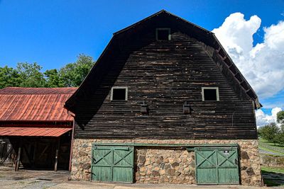 06 29 Barn with green doors 5741