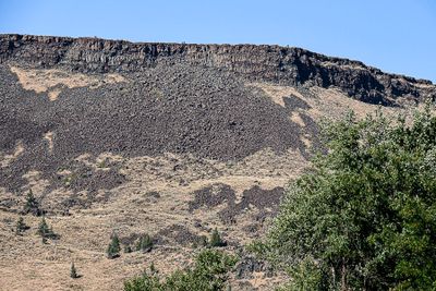 07 18 Basalt columns and scree from overlaid lava flows 7707
