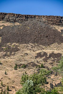 20240718 Basalt columns and scree from overlaid lava flows 7711