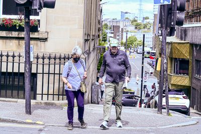 06 15 Pat and George on the street 5227
