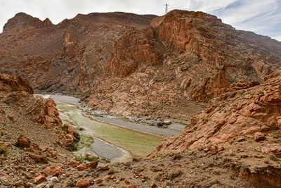 04 02 A change in rock color and a river Moroc-4211