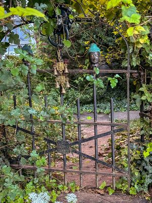 09 02 Eclectic gate i0235