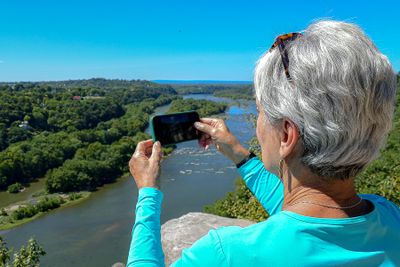 09 03 Pat getting her pics 9442