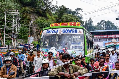 09 05 Waiting for the train to creep by-5 India-2-2874