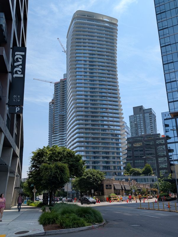 Curved building