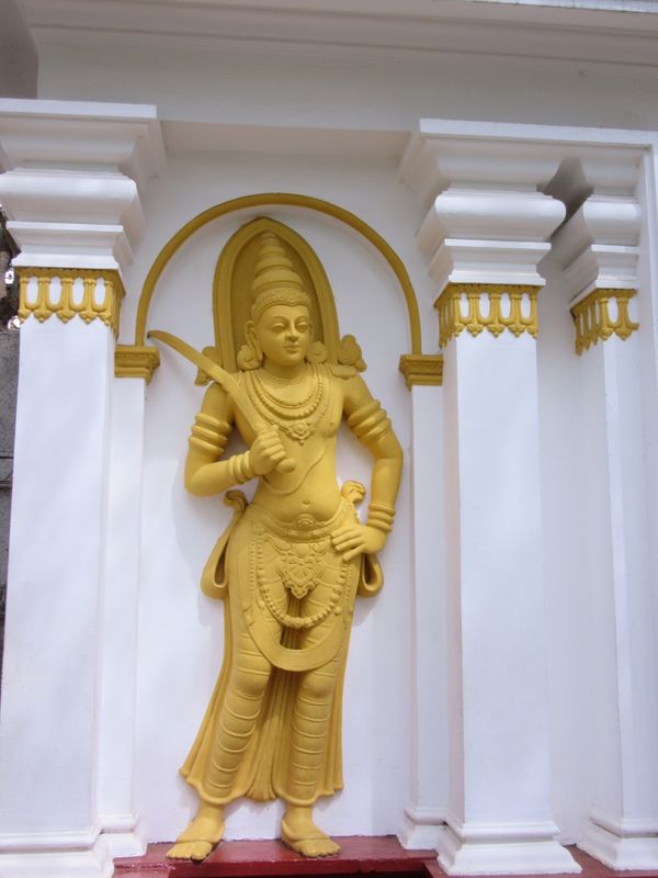 Sri Maha Bodhi site - building around the tree