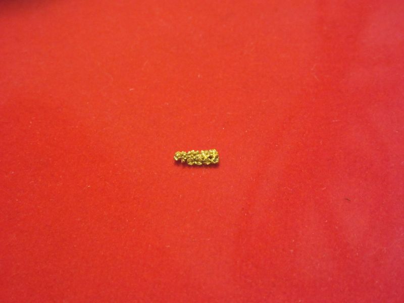 8mm long gold decoration featuring 14 flowers