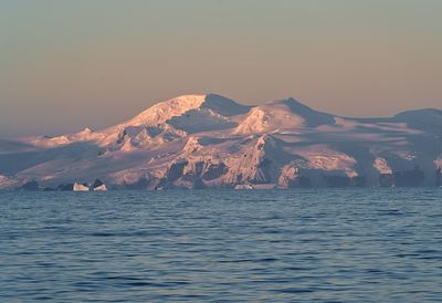 Antarctica sunrise 0435.jpg
