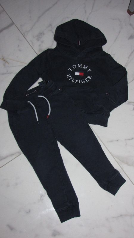 104 TOMMY HILFIGER blauw trainingspak 25,00