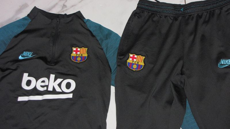 146-158 FC BARCELONA trainingspak detail