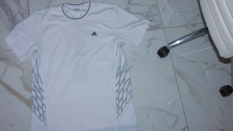medium ADIDAS wit shirt 14,50