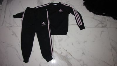 128 ADIDAS trainingspak zwart roze 25,50 res?