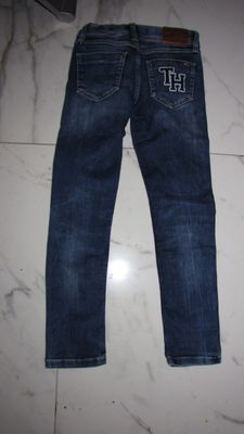 128 TOMMY HILFIGER jeans donkerblauw badges akant