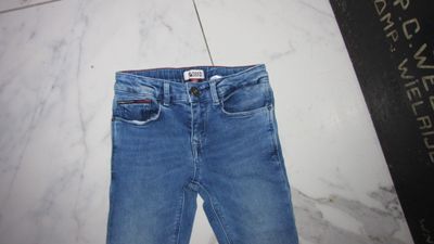 128 TOMMY HILFIGER  jeans lichtblauw detail