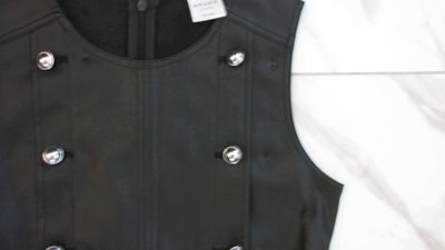 152 NIK & NIK leatherlook jurk detail