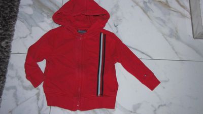 86 TOMMY HILFIGER rood vest 16,00