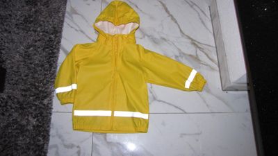 92-98 GELE REGENJAS 15,00