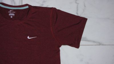 large NIKE sportshirt rood melee detail