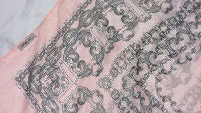 CODELLO sjaal roze wit detail
