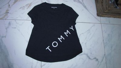 36 TOMMY HILFIGER shirt zwart met aparte acherkant 16,50