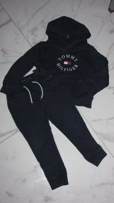 104 TOMMY HILFIGER blauw trainingspak 25,00