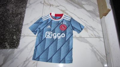128 AJAX voetbalshirt blauw lichtblauw 18,50