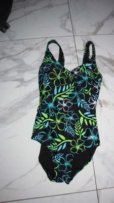 38B NICKEY NOBEL groen  badpak 16,00